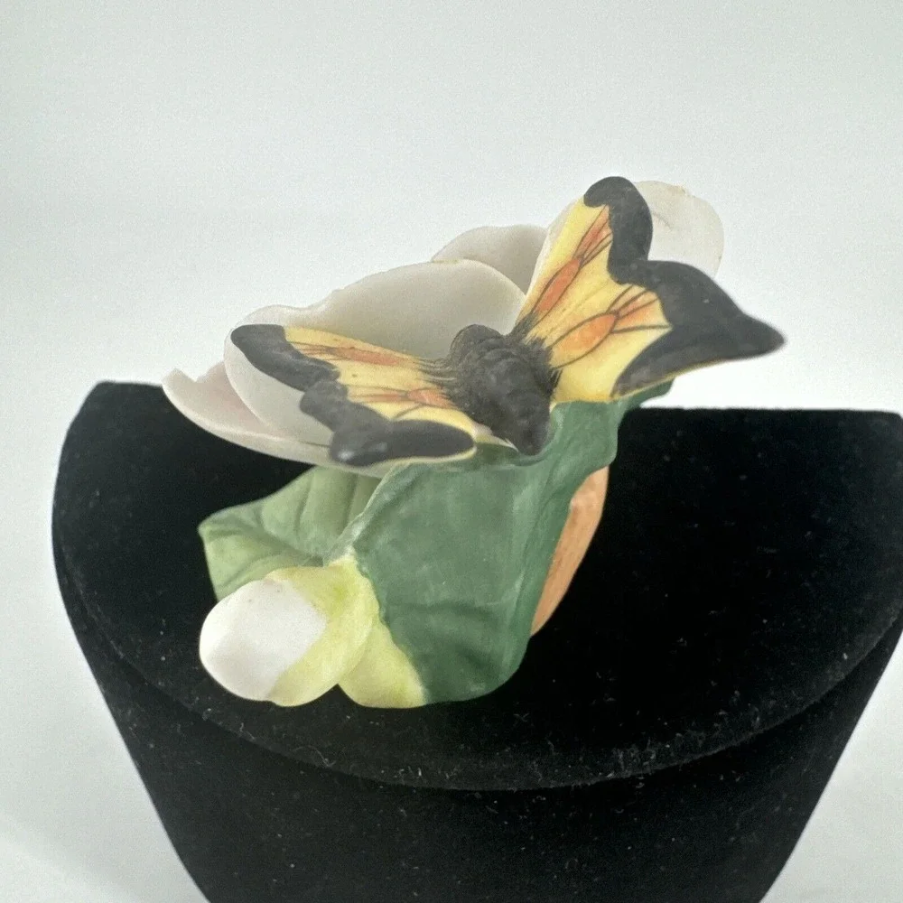 Magnolia w/Butterfly Lefton Figurine 1990s White & Pink GesZ 07957‎ Vintage